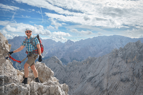 Ein Wanderer kletter über einen Klettersteig auf die Alpsitze in den Bayerischen Alpen.
