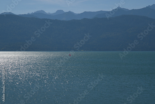 Gleißendes Sonnenlicht am oberbayrischen Walchensee vor Karwendel-Kulisse. Bayern, Deutschland 