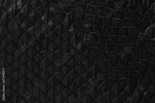 arrière-plan rempli d'écailles noires faisant penser à une peau de reptile ou de dragon - fait main - luxe 