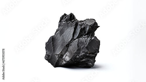 Detailaufnahme eines dunklen, strukturierten Steins vor einem weißen Hintergrund, hervorhebend seine natürliche Beschaffenheit