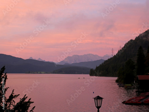 Morgenrot über dem herbstlichen Walchensee. Urfeld, Bayern, Deutschland 