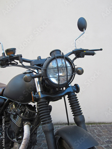 Macro fanale congriglia di moto vintage nera opaca con rifiniture custom cafe race