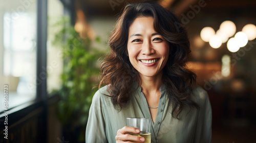 飲み物を持つ笑顔の女性