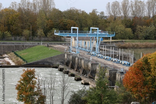 Ecluse, et barrage hydroélectrique de Jonage, sur le canal de Jonage, ville de Meyzieu, département du Rhône, France