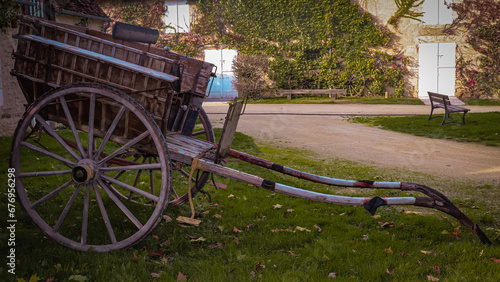 Ancienne carriole berrichonne du 19e siècle qui était tirée par un cheval