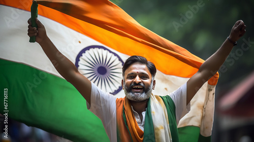 Hombre de pie con los brazos abiertos y bandera india celebrando el día de la republica de India