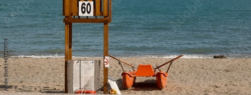 Particolare di una spiaggia con torretta per bagnino e barca per il soccorso