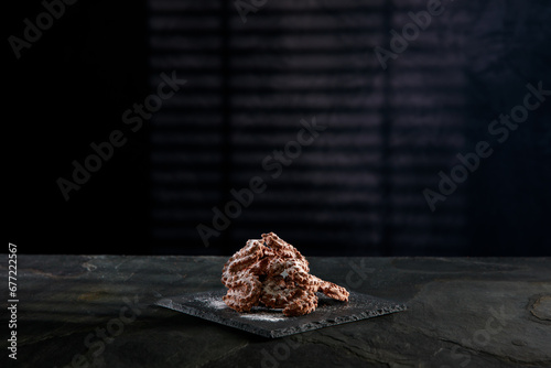 Kakao Butter Spritzgebäck mit Puderzucker auf einer Schieferplatte serviert