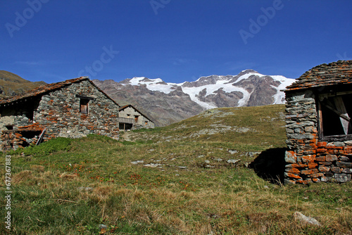 baite dell'alpeggio di Sant'Anna e il Monte Rosa; alta Valle di Gressoney
