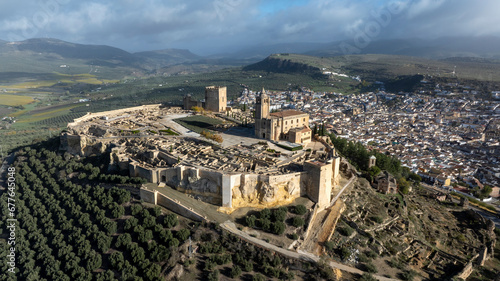 vista aérea con dron de la fortaleza de la mota en Alcalá la Real, Andalucía 