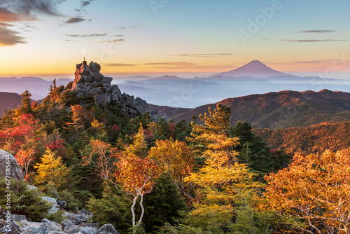 奥秩父山塊天狗峰から紅葉の天狗岩の朝日に輝く天空の剣と朝焼けの富士山