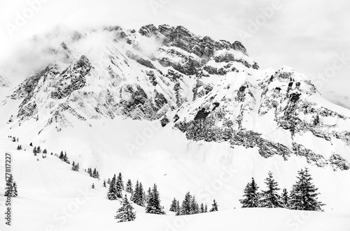 Un sommet enneigé de la chaine des Aravis dans les Alpes françaises