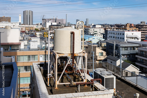 低層ビルの屋上に設置された給水塔