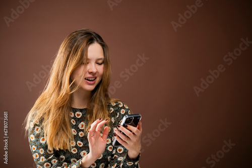 Mujer utilizando el teléfono móvil 