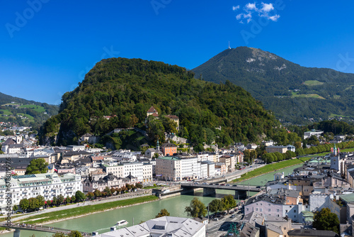 Blick auf den Kapuzinerberg vom Mönchsberg in Salzburg, Österreich