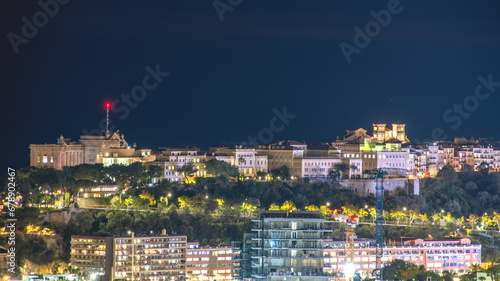 Panorama de nuit sur Monaco brillant de mille feux