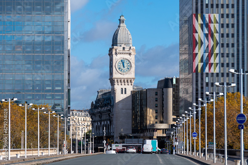 Vue distante de la Tour de l'Horloge de la gare de Lyon, construite à l'occasion de de l'exposition universelle de 1900 dans le 12ème arrondissement de Paris, France