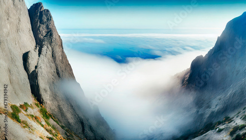 Vista aérea de paso en medio de dos montañas con neblina