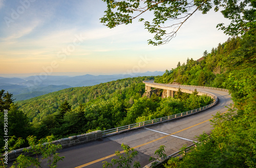 Blue Ridge Parkway, Famous Road linking Shenandoah National Park to Great Smoky Mountains National Park