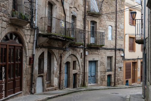 Calle de Fermoselle, pueblo de los Arribes del Duero en la provincia de Zamora, famoso por sus bodegas