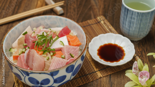 和食の海鮮丼イメージ(マグロ・イカ・ブリ・サーモン)