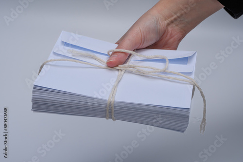 Trzymać plik starych listów w kopertach w dłoni 
