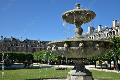 Fontaine place des Vosges à Paris en été. France