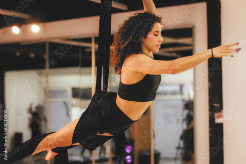 Mujer Femenina, Latina, Performance Acrobática, Estudio de Circo, Flexibilidad y Determinación, Fascinación