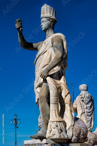 triest, italien - statuen am brunnen der vier kontinente