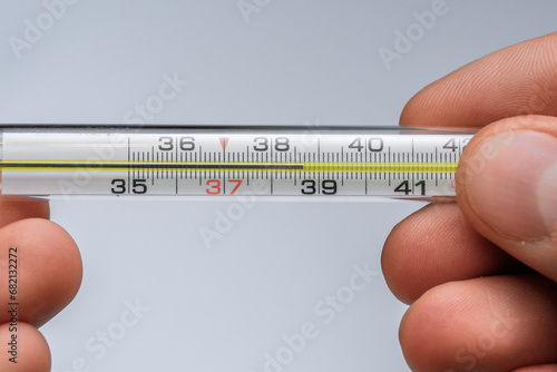 Termometr rtęciowy wskazuje wysoką temperaturę ciała, gorączka 