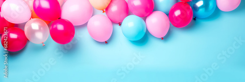 Ein Haufen heller Luftballons und Platz für Text vor farbigem Hintergrund. Generiert mit KI