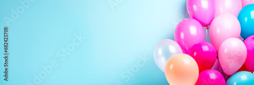 Ein Haufen heller Luftballons und Platz für Text vor farbigem Hintergrund. Generiert mit KI