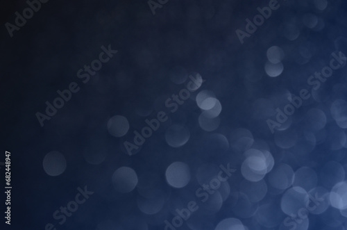 Fondo azul oscuro con luces efecto bokeh ideal para diseño de navidad/fin de año/fiestas/celebració. Se puede usar como fondo