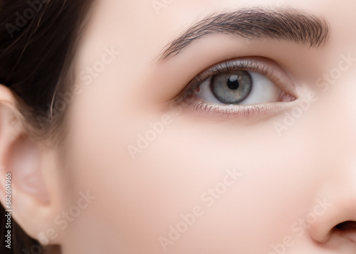 美しい白人女性のグレーの瞳、虹彩、目のマクロ撮影 クローズアップ AI生成画像