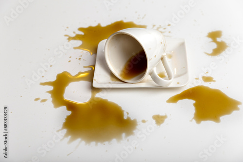 Kawa w filiżance rozlana przewrócona