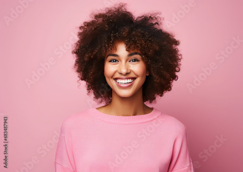 Retrato de una mujer joven sonriendo sobre un fondo neutro