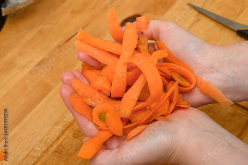 Obierki z marchewki trzymane w dłoniach 
