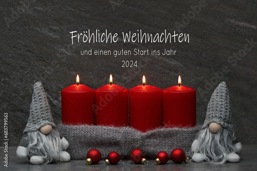 Weihnachtskarte: Romantische Weihnachtsdekoration mit roten Kerzen, zwei Wichtel Weihnachtsschmuck und dem Text Fröhliche Weihnachten und einen guten Start ins Jahr 2024.