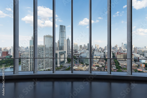 duże okna z nowoczesnym pejzażem miejskim
