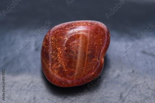 Minerał jaspis czerwony kamień szlachetny z bliska na czarnym tle