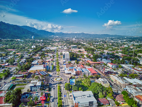 Ciudad de San Pedro Sula, sobre la avenida circunvalación y redondel de la fuente luminosa. Honduras