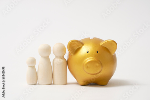 家計イメージ 家族の人形と貯金箱 白背景