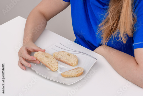 Dziewczyna je suchy chleb, sucharki bez dodatków 