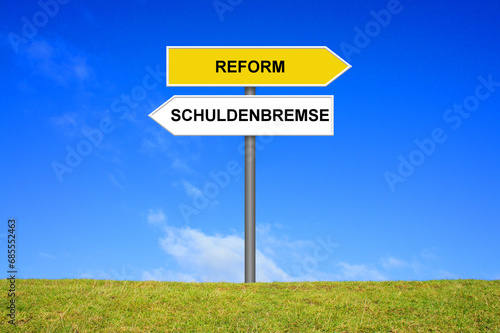 Schild Wegweiser zeigt: Schuldenbremse oder Reform