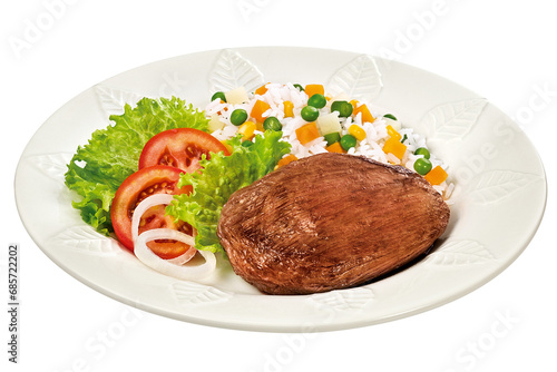 prato com filé mignon grelhado acompanhado de arroz com legumes e salada de alface, tomate e cebola isolado em fundo transparente