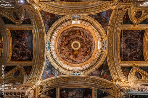 Kirchen in goldenem Licht mit schönen Kuppen und eindrucksvoller Architektur