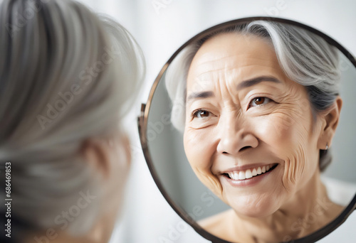 成熟した老婦人の健康的な肌／高齢者の女性の笑顔／ポートレート 