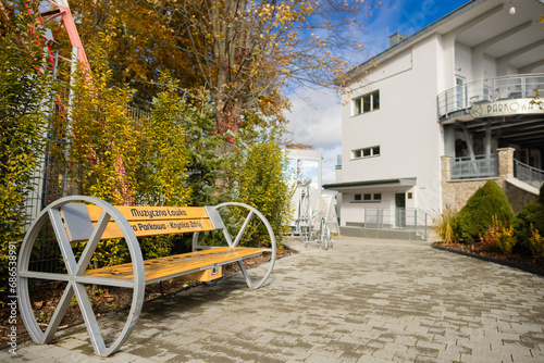 Na Górze Parkowej w Krynicy-Zdroju jesienią. Widok na budynek.