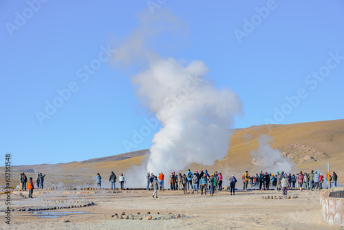 Turistas circulando no Gêiser Tatio no deserto do Atacama durante o começo do dia. Nascer do sol. 