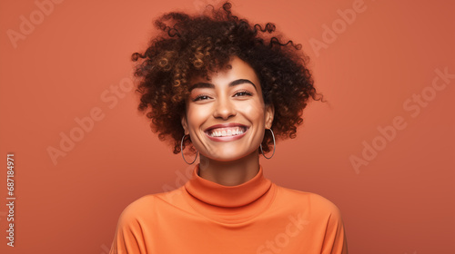 Une belle femme heureuse et souriante, arrière-plan coloré uni